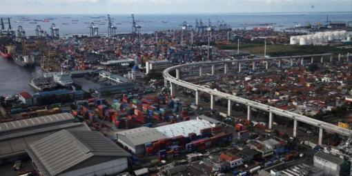 Proyek tol akses ke Pelabuhan Tanjung Priok, Jakarta yang belum selesai pengerjaannya, Jumat (31/5/2013). Pembangunan tol tersebut menyebabkan tersendatnya arus kendaraan. Kemacetan juga berdampak pada penurunan arus keluar masuk truk di Pelabuhan, dari rata-rata sebanyak 320 truk/jam menjadi hanya 280 truk/jam. | KOMPAS/HERU SRI KUMORO